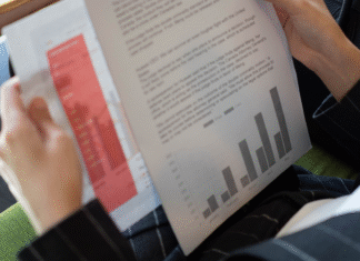 Os 5 Principais Riscos de Litígio na Reforma Tributária: Prepare-se para o IBS e CBS Ilustração mostrando o emaranhado de leis da Reforma Tributária se simplificando, mas com alguns nós de litígios.