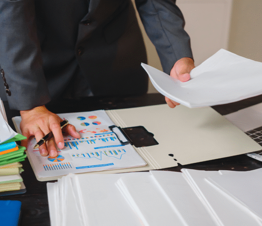 O Futuro do Simples Nacional: Como Pequenas Empresas Podem se Preparar para a Reforma Tributária Simples Nacional na Reforma Tributária: um empresário analisa relatórios fiscais em seu computador, representando a necessidade de planejamento.