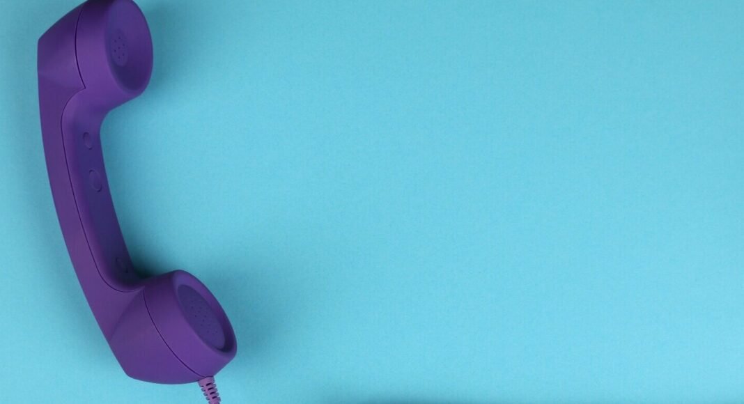 Um trabalhador acessando o Alô Trabalho para tirar dúvidas sobre a Carteira de Trabalho Digital. Um trabalhador acessando o Alô Trabalho para tirar dúvidas sobre a Carteira de Trabalho Digital.