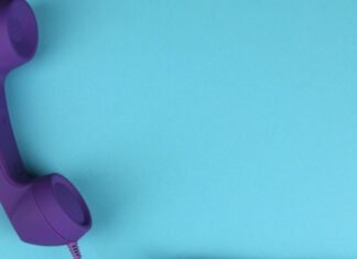 5 Motivos Para o Empregado Conhecer o Alô Trabalho do MTE Um trabalhador acessando o Alô Trabalho para tirar dúvidas sobre a Carteira de Trabalho Digital.