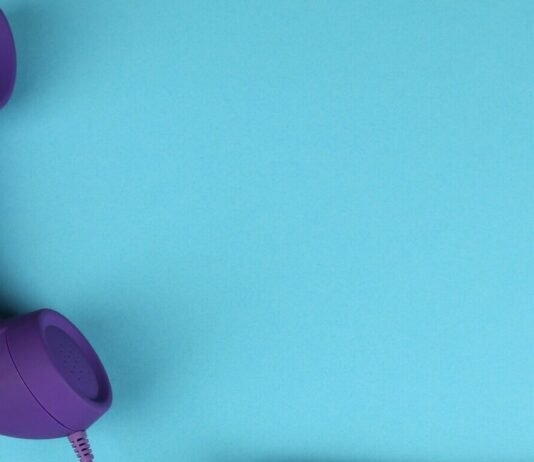 5 Motivos Para o Empregado Conhecer o Alô Trabalho do MTE Um trabalhador acessando o Alô Trabalho para tirar dúvidas sobre a Carteira de Trabalho Digital.