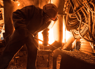 Aposentadoria Especial em 2025: 7 Fatos que Você Precisa Saber Agora Trabalhador solicitando aposentadoria especial no INSS