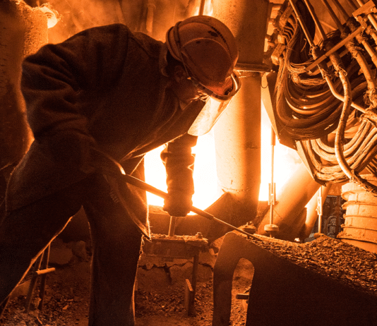 Aposentadoria Especial em 2025: 7 Fatos que Você Precisa Saber Agora Trabalhador solicitando aposentadoria especial no INSS