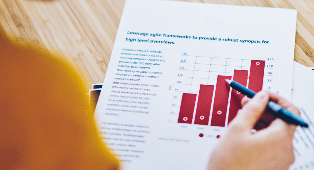 Pessoas comemorando o alívio fiscal após a aprovação da isenção do IRPF para até R$ 3.036.