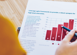 O Alívio Fiscal Chegou: A Nova Faixa de Isenção do IRPF e Seus Impactos Pessoas comemorando o alívio fiscal após a aprovação da isenção do IRPF para até R$ 3.036.