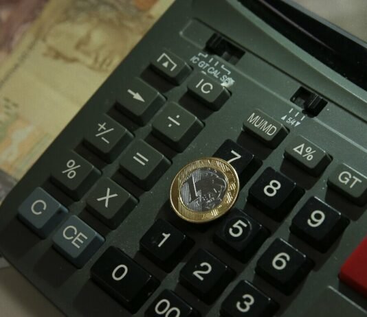 A Nova Era do Imposto de Renda: Entenda a Isenção do IR e Seus Impactos Infográfico sobre a isenção do IR, mostrando as novas faixas de valores e os impactos para os contribuintes.