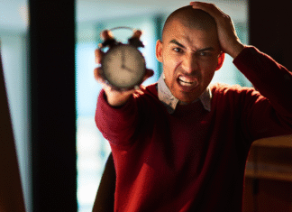 MEI: Perdeu o Prazo da Declaração Anual? Entenda a Multa e Como Regularizar! Um calendário com o prazo da declaração anual do MEI marcado em vermelho e um cifrão de multa.