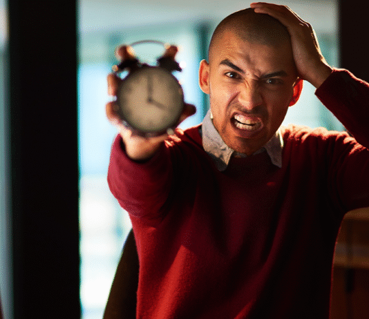 MEI: Perdeu o Prazo da Declaração Anual? Entenda a Multa e Como Regularizar! Um calendário com o prazo da declaração anual do MEI marcado em vermelho e um cifrão de multa.