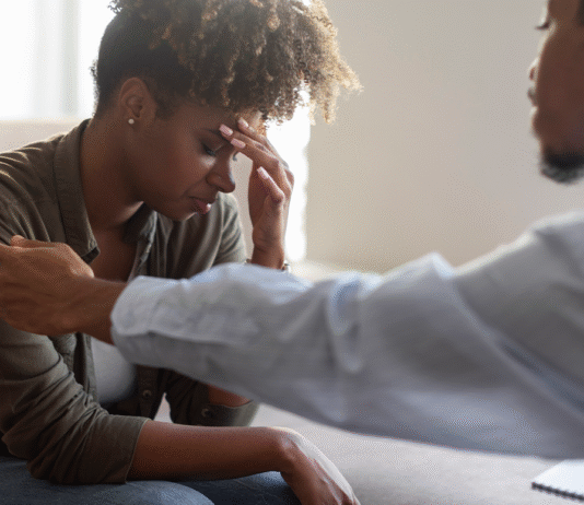 Um Novo Horizonte para o Trabalho: O Foco na Saúde Mental na Negociação Coletiva Uma foto de pessoas em uma mesa de reunião discutindo a importância da negociação coletiva trabalhista para a saúde mental dos funcionários.