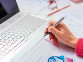 O Futuro Chegou: O Planejamento 2026 e a Revolução Tributária Empresários em uma reunião, analisando documentos e gráficos de planejamento 2026 para a transição fiscal.