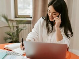 Reforma Tributária e Incorporadoras: Entendendo os Impactos e as Oportunidades de Negócio Uma foto de arquitetos discutindo o impacto da reforma tributária nas incorporadoras e o futuro dos negócios no setor imobiliário.