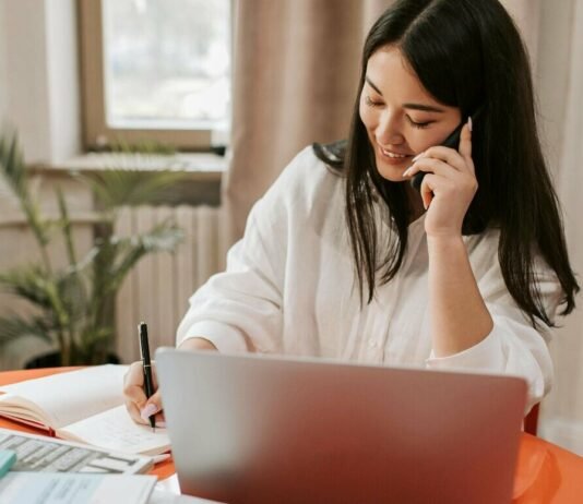 Reforma Tributária e Incorporadoras: Entendendo os Impactos e as Oportunidades de Negócio Uma foto de arquitetos discutindo o impacto da reforma tributária nas incorporadoras e o futuro dos negócios no setor imobiliário.