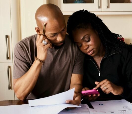 Crédito Consignado: Uma Análise da Maturidade e das Novas Oportunidades Gráfico comparativo de taxas de juros de diferentes modalidades de crédito, destacando o crédito consignado