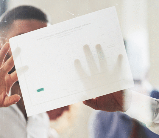 A Nova Reforma Tributária: Uma Análise da Simplificação e dos Desafios Gráfico comparativo mostrando a complexidade do sistema tributário atual e a simplificação proposta pela reforma tributária.