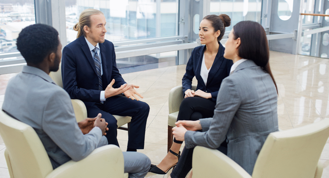 Representação gráfica do diálogo federativo com ícones de estados e municípios se conectando para a regulamentação reforma tributária.