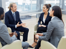 A Nova Arquitetura Fiscal: Como a Regulamentação da Reforma Tributária Constrói o Futuro do Brasil Representação gráfica do diálogo federativo com ícones de estados e municípios se conectando para a regulamentação reforma tributária.