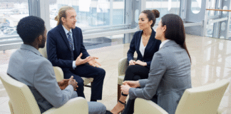 Representação gráfica do diálogo federativo com ícones de estados e municípios se conectando para a regulamentação reforma tributária.