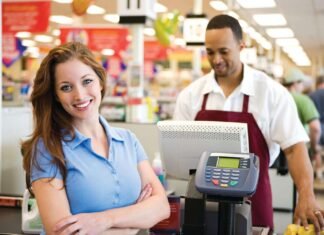 Operador de Caixa: o que faz, salário, requisitos e como é a rotina da profissão Operador de caixa - o que faz, formação e salário