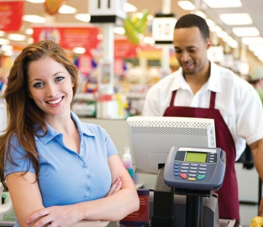 Operador de Caixa: o que faz, salário, requisitos e como é a rotina da profissão Operador de caixa - o que faz, formação e salário