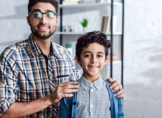 Imposto de Renda 2026: quem pode ser dependente e o que dá para deduzir Pai segurando nos ombros do filho representando dependente