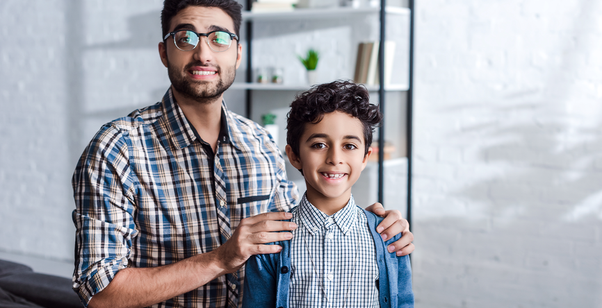 Pai segurando nos ombros do filho representando dependente